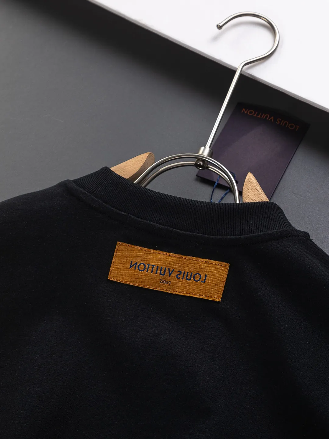 🅿️210 Louis Vuitton Louis Vuitton LV 1V Lujia slightly wide version S-XL LV 25ss new products are available at the counter simultaneously. Colorful letters all over the graffiti print. Round neck short-sleeved T-shirt, same style for men and women! Synchronized with the official website, pure cotton fabrics at the counter! It is close to the skin and comfortable, durable and easy to wear. It has a classic and simple logo design and meticulous original craftsmanship. Short-sleeves, a must-have item for men, do not appear to be the same for the general public, but must be unique and eye-catching. This LV short-sleeve is all about quality, comfort, the same shape and fashion as always, including fabrics and cutting techniques. All of them have been made with great effort! 320 grams of washed pure cotton fabric, pure cotton is breathable, very refreshing and comfortable for daily wear. The rib knitting on the neckline is smooth and tight, and the neckline will not be skewed if you toss it at will. The loose version, you will find that it looks really good on the upper body. The overall is minimalist and neat, super versatile for daily use! Pair it casually with a pair of pants for a youthful look. A T-shirt will make your outfit crazy. It is a fashionable item that can never go wrong! Color: Black White Size: S-XL Size chart: S: Shoulder width 50-Bust 54-Length 70 M: Shoulder width 52-Bust 56.5-Length 72 L: Shoulder width 54-Bust 59-Length 74 XL: Shoulder width 56-Bust 61.5-Length 76